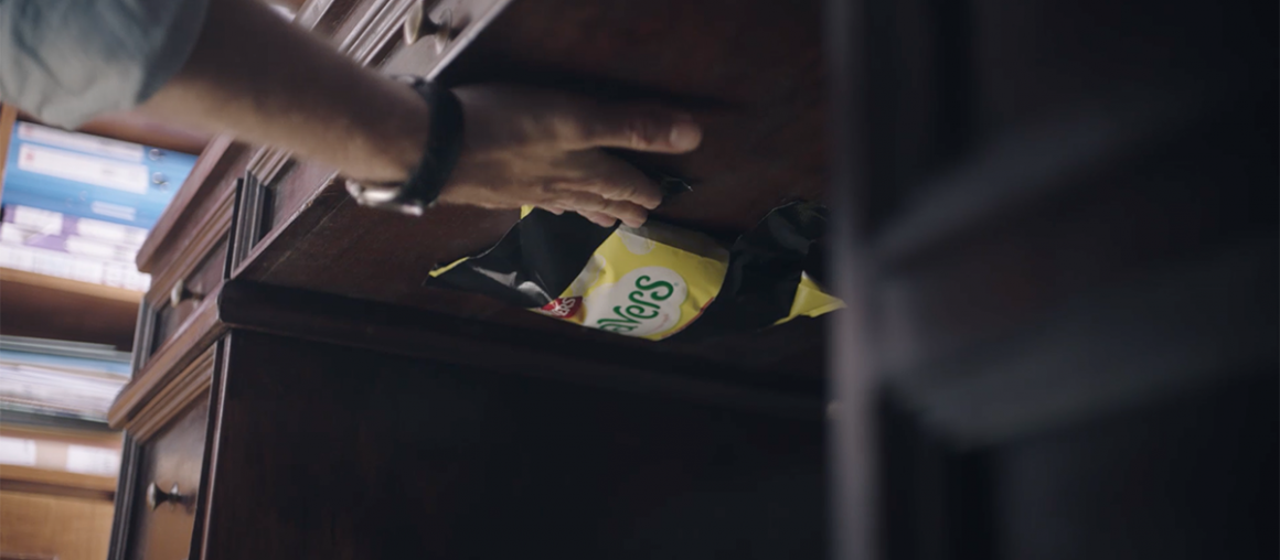 Parents find ingenious ways to hide their crisps in Walkers’ new ad