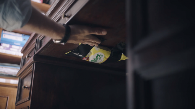 Parents find ingenious ways to hide their crisps in Walkers’ new ad