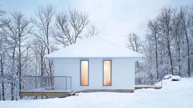 Poisson Blanc cabin by Naturehumaine has a white pointed metal roof