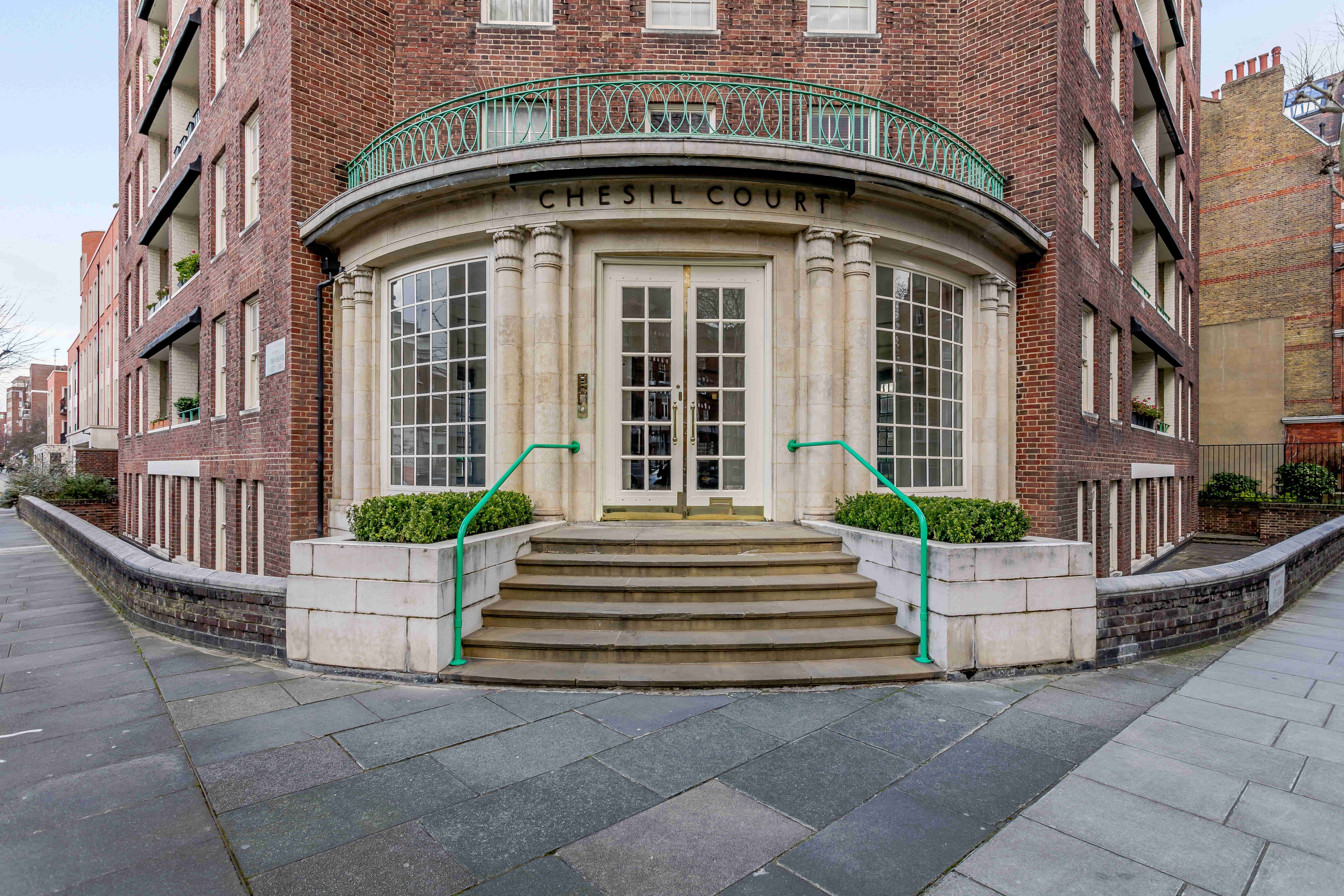Remarkable Art Deco-style apartment for sale in Chelsea for £975,000