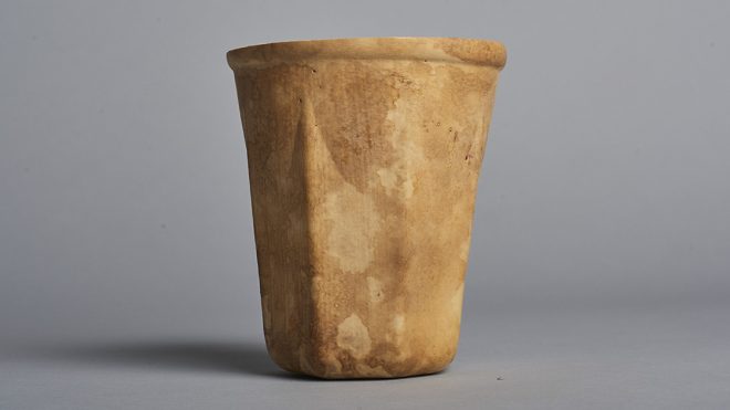 Gourds Grown in Vessel-Shaped Molds Become Reusable Cups and Flasks