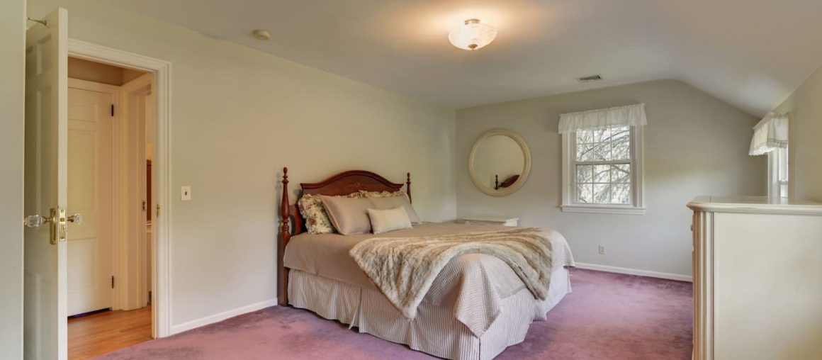 Before and After: A $2000 Farmhouse Modern Redo for a Pink Carpeted Bedroom