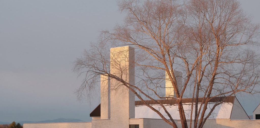 Modernist and Southern colonial styles meet in Three Chimney House