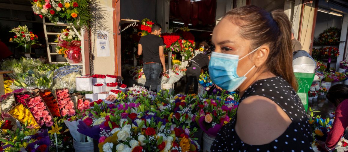 After weekslong closure, downtown L.A.’s flower market draws customers on Mother’s Day