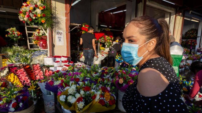 After weekslong closure, downtown L.A.’s flower market draws customers on Mother’s Day