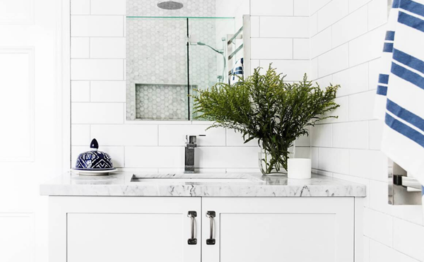 Hamptons-style bathrooms