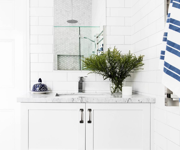 Hamptons-style bathrooms
