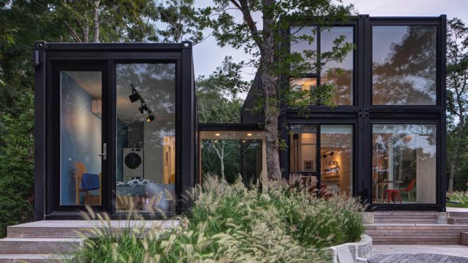 MB Architecture stacks shipping containers to form Amagansett holiday home