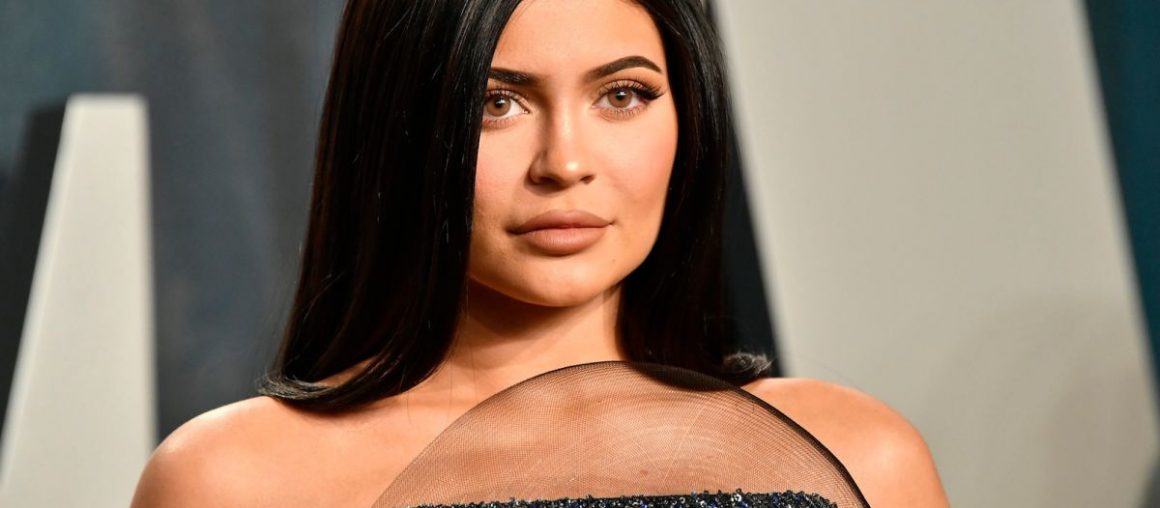 I Love the Deranged Way Kylie Jenner Cuts Her Cake