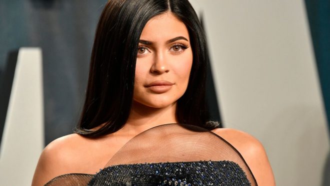 I Love the Deranged Way Kylie Jenner Cuts Her Cake