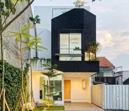 Delution designs a bold addition in a narrow plot in Indonesia