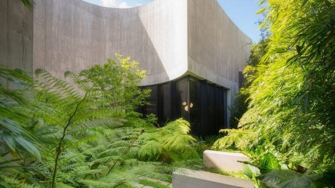 Wood Marsh tops curving concrete walls with zinc disc for Melbourne house