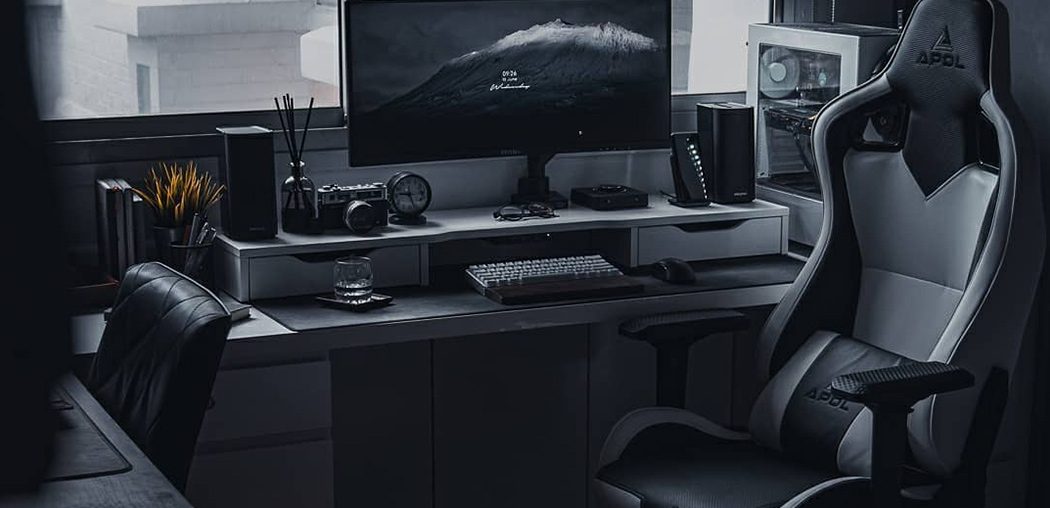 All black desk setups that will inspire you to adapt this modern minimal trend