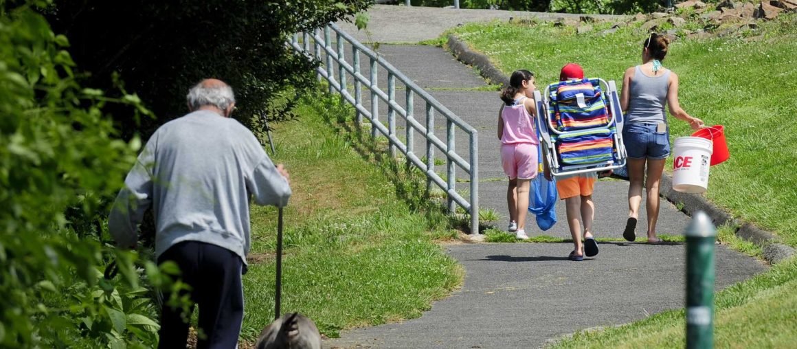 Beachgoers whose cars clog Stamford neighborhoods come from CT, not NY
