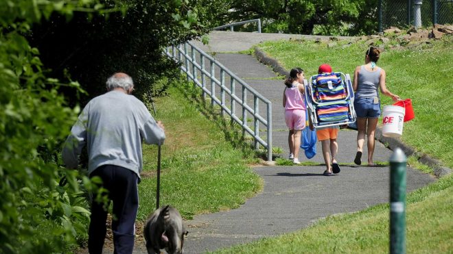 Beachgoers whose cars clog Stamford neighborhoods come from CT, not NY