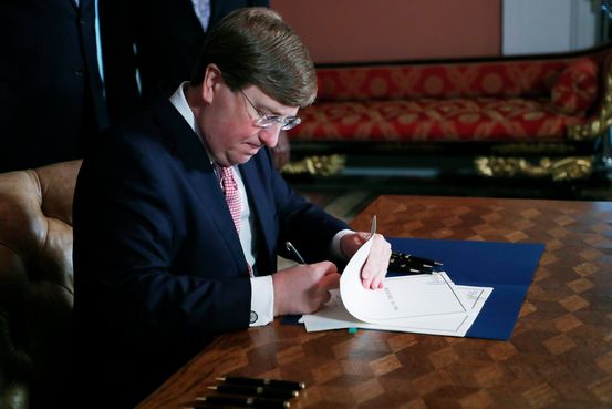 Mississippi Governor Signs Bill to Take Confederate Emblem Off Flag