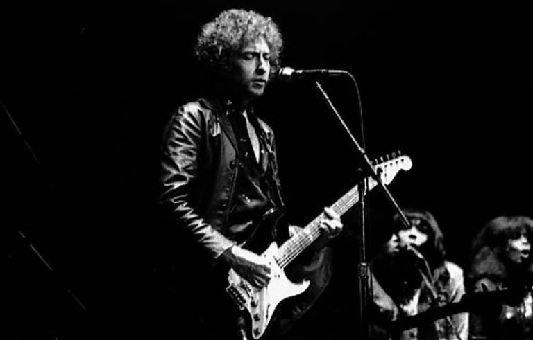 Bob Dylan laments society’s lack of spirituality in handwritten letter to fan from 1980