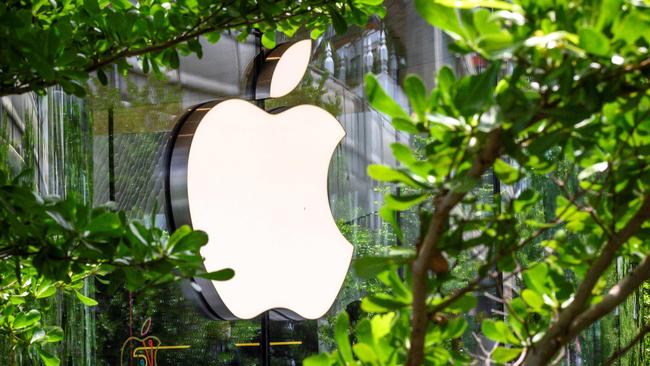 Apple calls lawyers over pear logo