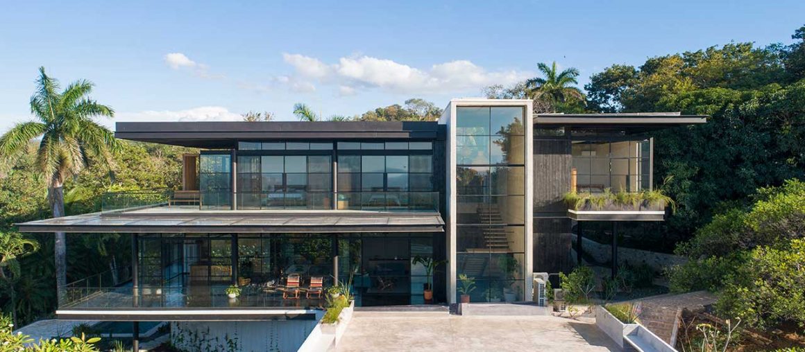 A Costa Rican Retreat Nestled in the Hills Overlooking the Pacific Ocean