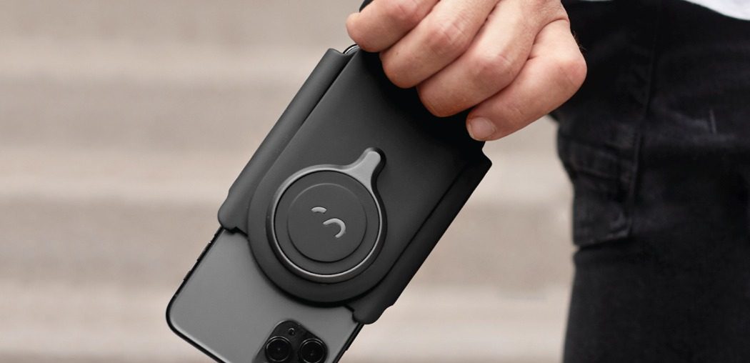 This battery grip turns any smartphone into a full-fledged professional DSLR camera