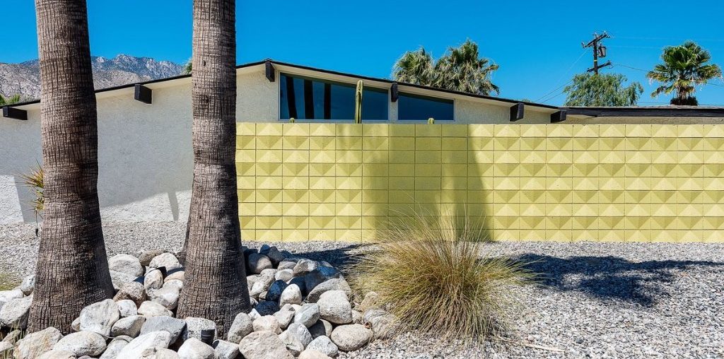 In Palm Springs, a Krisel Mid-century Home With a Yellow Shadow-Block Wall