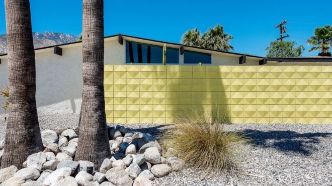 In Palm Springs, a Krisel Mid-century Home With a Yellow Shadow-Block Wall