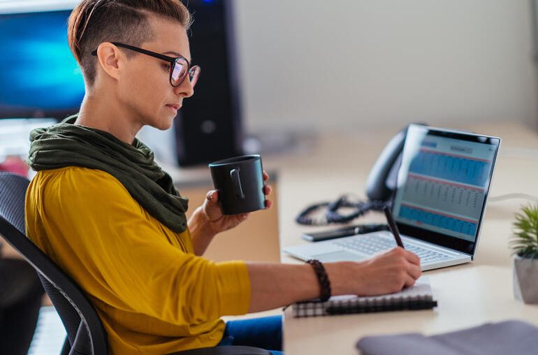 How to add color to a drop down list in Excel