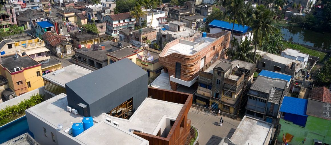 Gallery House, un edificio inspirado en los templos de Bengala en la India