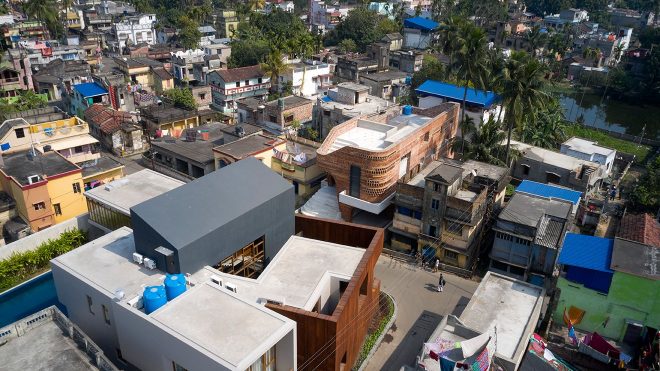 Gallery House, un edificio inspirado en los templos de Bengala en la India