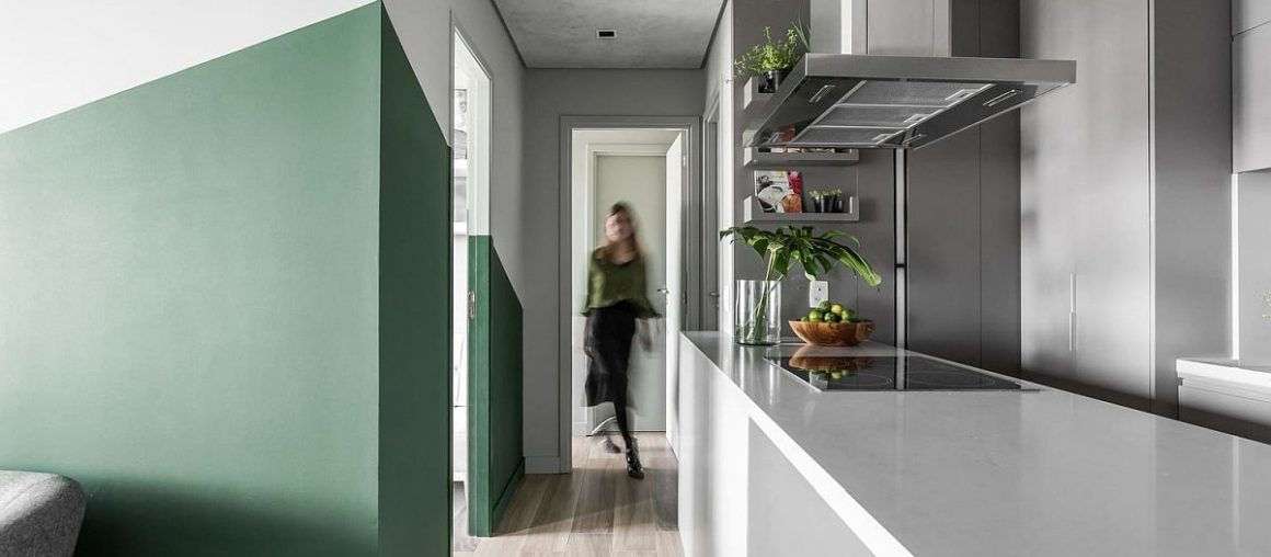 Brooklin Apartment: Mirrored Cabinets, Burnt Cement Ceiling and Colorful Spark