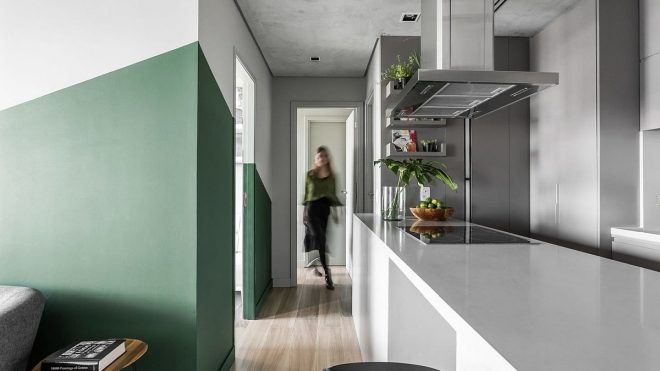 Brooklin Apartment: Mirrored Cabinets, Burnt Cement Ceiling and Colorful Spark